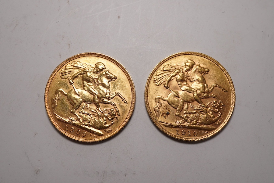 British gold coins, Edward VII, two gold sovereigns, 1909, demounted about VF, and 1910, probably demounted about VF